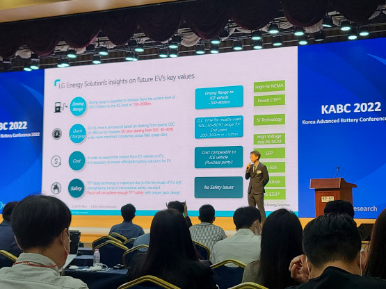 최승돈 LG에너지솔루션 자동차전지 개발센터장(전무)은 20일 열린 SNE리서치가 개최한 ‘KABC(Korea Advanced Battery Conference) 2022’에서 발표하고 있다. (사진=박순엽 기자)