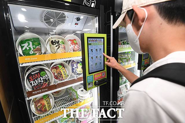 서울대학교의 밀키트 판매가 논란인 가운데 서울대학교 학생이 20일 오후 서울시 관악구 서울대학교 학생회관 식당에서 밀키트를 구매하고 있다. /박헌우 인턴기자