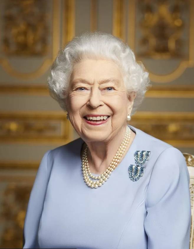 [서울=뉴시스]영국 왕실이 18일(현지시간) 공개한 엘리자베스 2세 영국 여왕의 즉위 70주년 기념 촬영 미공개 사진. (사진=영국 왕실 인스타그램 캡쳐) *DB 및 재판매 금지.