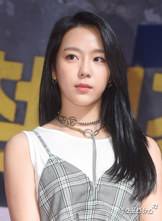 Kim Ye-won, a member of the group Jewelry, made an Acting transform through Narco-Saints cast through the 500:1 Competition Rate.Kim Ye-won, who appeared in the Netflix original series Narco-Saints, appeared on MBC FM4Us Noon Hope Song Kim Shin-Young, which aired on the 20th.Narco-Saints depicts a story of a civilian who was framed by a no-deal drug godfather who took control of the South American nation of Narco-Saints accepting the secret mission of the NIS.Ha Jung-woo, Hwang Jung-min, Park Hae Soo, Joo Jin, and Hyun Suk appear.Kim Ye-won, who appeared in Elf Princess Rane in six years, said, I have done a lot of works in the meantime, but it is the first time I have been so interested. There are quite a few people who say that I did not know it was me around me.That was a success, he said.Kim Ye-won, who transformed the atmosphere itself, such as makeup and hair, to the work, said, I was actually worried.I do not know me. Kim Shin-Young said, It was like a person living there. Kim Ye-won was delighted that he was so successful. Kim Shin-Young, Kim Ye-wons best friend, said: Its different from the old one when youre playing Acting, so it was more proud.When I did not know and said, I think its right, I thought it was Kim Ye-won. So I thought I did well. Asked if he expected the popularity of Narco-Saints before shooting, Kim Ye-won said, I actually thought it was unconditional. He is a director who is so famous and well known from the bishop.Ive been excited ever since I heard about this, he prided himself.When asked about the reactions of acquaintances around him, Kim Ye-won said, I talked to friends close to me. I knew I was worried too much.There is a little shameful scene to say that it comes to the family. Kim Ye-won, cast through the audition, said, The first audition was to send a non-face-to-face video first because of Corona 19, which was the process of meeting the director later when the video was picked up.There were too many Competition Rates, which would have been a little more than 500:1, the statement said.I was crazy when I went to the final meeting. I was so nervous. I was more nervous than my debut.When I finally went, I was confident that I did not know that it was Friend who watched the video and did the girl group. Kim Ye-won, who asked the director why he was casting, said, Even when I received the video, I was so good.I think it will suit me when I put them on me. I have a desire and enthusiasm for Acting, and I think it is possible enough. Kim Ye-won was in close contact with Hwang Jung-min, who said: I was so nervous because I was so presidential. I directed it to the scene and arranged the scene.So I had a lot of new experiences, even when I was nervous, saying, You do this. I learned a lot.Photo: DB, Netflix
