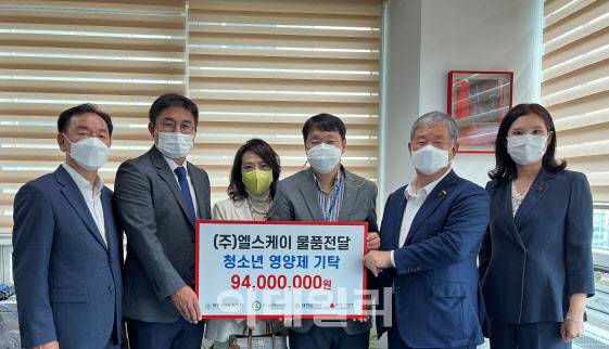 팜스영약약학회와 대전시약사회가 20일 대전시청을 찾아 9400만원 상당의 아동 영양제1800개를 대전사회복지공동모금회에 기탁한 뒤 관계자들이 기념촬영을 하고 있다. 왼쪽부터 이병식 대전시약사회 사무국장, 김홍진 팜스영양약학회 회장, 정기숙 팜스영양약학회 소속약사, 박문용 청년가족국장, 정태희 대전사회복지공동모금회 회장, 이은영 대전사회복지공동모금회 사무처장. (사진=대전시 제공)