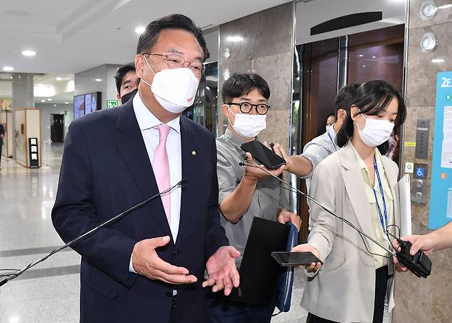 정진석 국민의힘 비상대책위원장이 20일 오전 서울 여의도 국회 의원회관에서 열린 사단법인 국가브랜드진흥원 주최 '2022 국가브랜드 컨퍼런스'에 참석한 후 이동하며 취재진의 질문에 답하고 있다./뉴스1