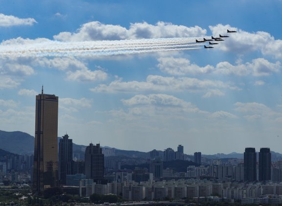 블랙이글스팀이 21일 오후 서울 여의도한강공원 일대 상공에서 비행하고 있다. 공군은 이날 제 74주년 국군의 날 기념 ‘K-밀리터리 페스티벌’을 위해 블랙이글스 축하비행 사전 훈련을 실시했다. 뉴스1