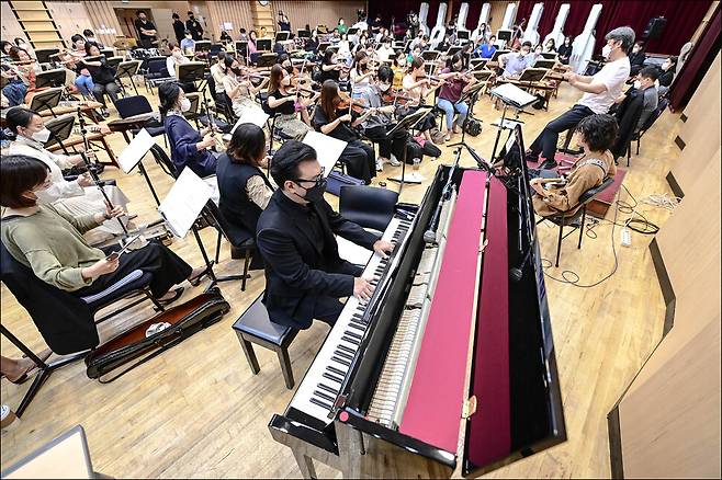 국악관현악단과 서양 오케스트라에 전기기타와 드럼 등이 가세하는 ‘믹스드 오케스트라’는 압도적이고 거대한 음량을 뿜어냈다. 동서양 악기군과 록음악을 주름잡는 전기기타와 드럼이 어우러지는 공연 ‘충돌과 조화’가 오는 28일 서울 세종대극장에서 열린다. 세종문화회관 제공