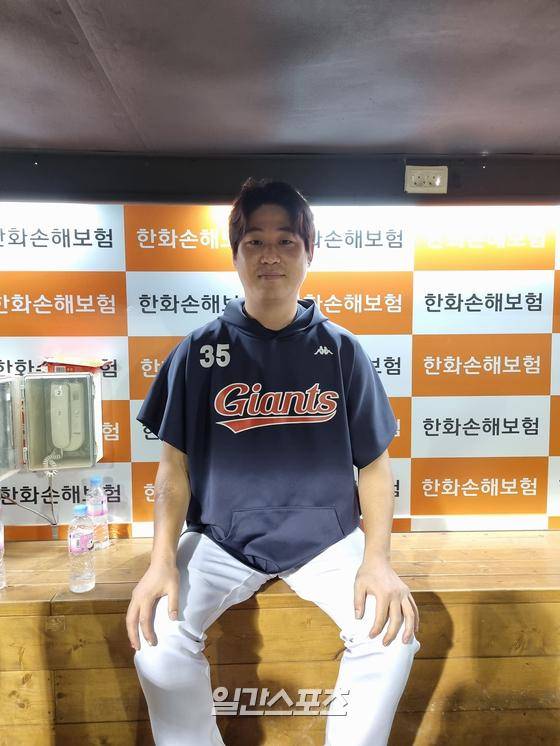 롯데 자이언츠 이인복이 21일 대전 한화 이글스전에서 승리한 후 취재진과 인터뷰하고 있다. 대전=차승윤 기자 chasy99@edaily.co.kr