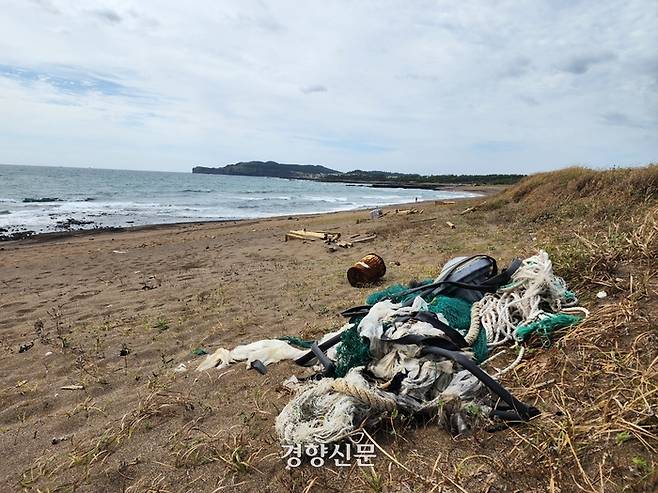 제주 서귀포시 안덕면 사계해안은 매년 여름을 전후로 많은 양의 쓰레기가 바다에서 밀려온다. 박미라 기자