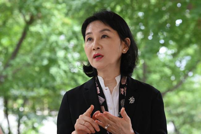 이신화 북한인권국제협력대사가 지난 15일 서울 종로구에 위치한 외교부 청사 인근에서 문화일보와 인터뷰를 하며 북한 주민들의 알 권리 등 인권 증진을 위한 자신의 구상을 소개하고 있다. 김호웅 기자