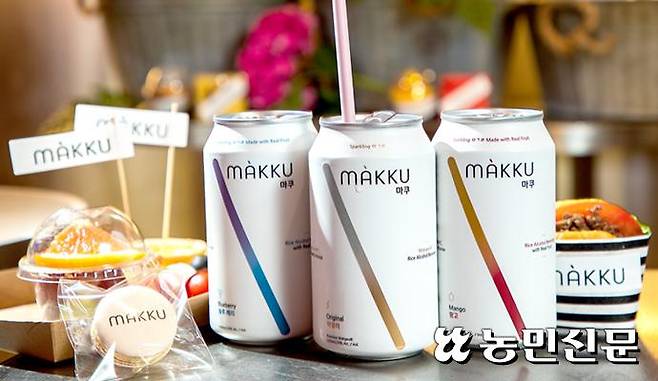 왼쪽부터 블루베리·오리지널·망고맛이 나는 캔막걸리 ‘마쿠’. 미국에서 100만캔 이상이 팔릴 정도로 ‘마쿠’ 인기는 급부상하고 있다. 현진 기자