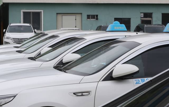 부산에서 처음으로 폐업 공고를 한 대도택시 차고지에 지붕표시등을 뗀 택시들이 주차돼 있다. 부산=연합뉴스