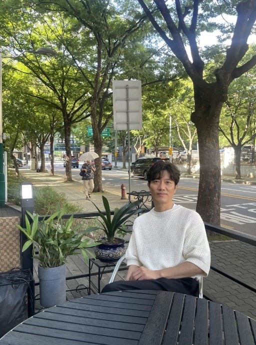 Hee-soon Park released four photos on his Instagram on Monday without any phrase.The photo released showed Hee-soon Park staring at the camera with a white knit and a finger V over his head.In another photo, Hee-soon Park showed off a soft smile towards the camera as he sat at an outdoor table.Meanwhile, Hee-soon Park married Actor Park Ye-jin in 2015 and was loved by many in the Netflix original series The Model Family released in August.