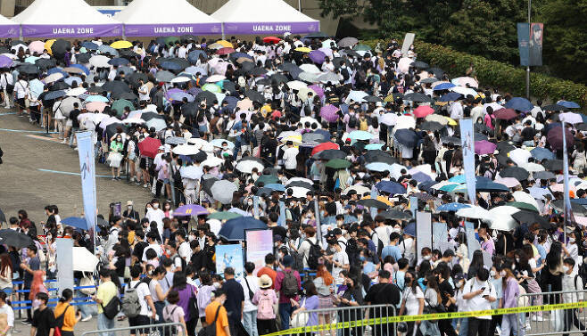 18일 아이유의 콘서트가 열리는 서울 잠실종합운동장 입구가 관객들로 붐비고 있다. (사진=연합뉴스)