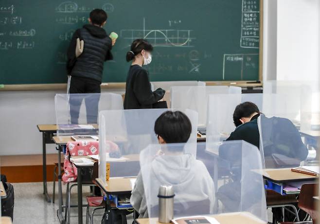 지난 4월 서울 마포구 종로학원 강북본원에서 학생들이 공부를 하고 있다. (사진=뉴시스)