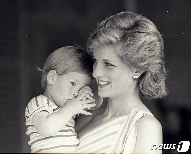 Young Prince Harry tries to hide behind his mother Diana, Princess of Wales ⓒ 로이터=뉴스1 ⓒ News1 이종덕 기자