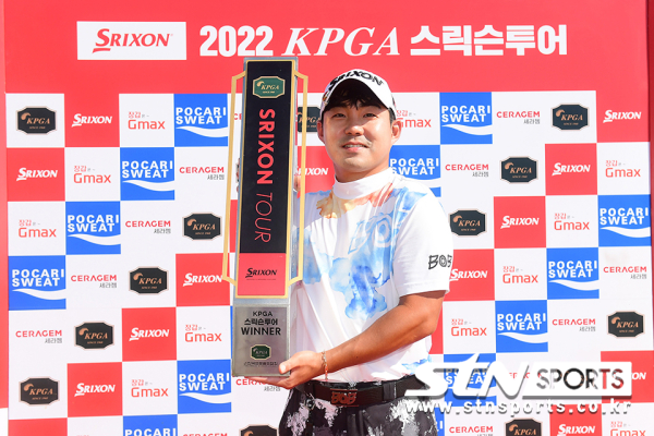 김상현(28.스릭슨)이 '2022 KPGA 스릭슨투어 18회대회(총상금 8천만원, 우승상금 1천 6백만원)'에서 우승컵을 들어올리며 시즌 2승을 달성했다. 사진｜KPGA