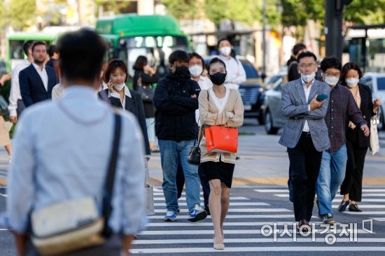 서울 아침 날씨가 14도까지 떨어진 21일 서울 종로구 세종로 네거리에서 직장인들이 외투를 입고 출근길에 오르고 있다./강진형 기자aymsdream@