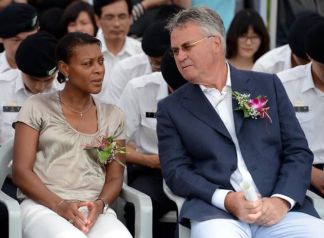 2012년 행사장의 거스 히딩크 감독과 여자친구 엘리자베스. / 조선일보DB