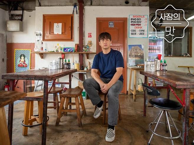 서울 용산구 한강로동의 베트남 식당 '남박'에 남 대표가 앉아 있다. 남박은 오전 8시부터 오후 3시 30분까지만 운영한다./김지호 기자