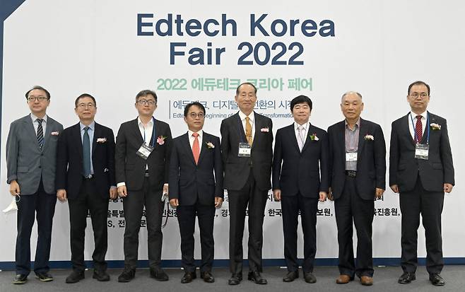 이길호 AES KOREA 의장(오른쪽 세번째)을 비롯한 주요 관계자들이 기념촬영을 하고 있다.