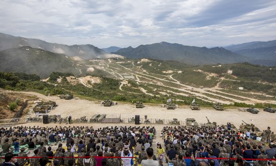 육군이 경기도 포천 승진과학화훈련장에서 DX KOREA 2022 사전 행사로 대규모 기동화력시범을 선보이고 있다. 사진=육군 제공