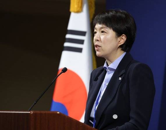 김은혜 대통령실 홍보수석이 22일(현지시간) 미국 뉴욕 쉐라톤 뉴욕 타임스퀘어호텔 내 프레스센터에서 현안 관련 브리핑을 하고 있다.