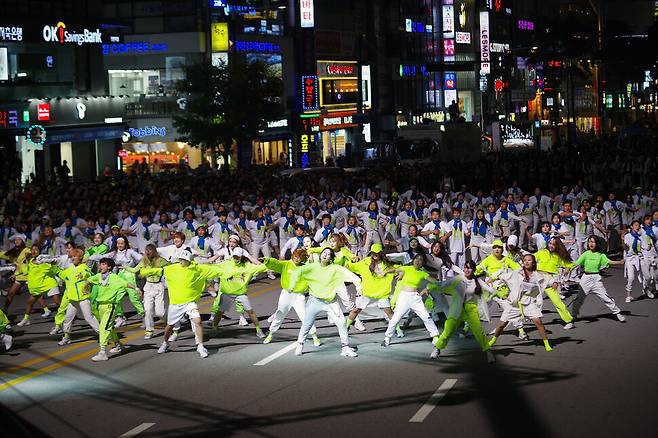 천안흥타령춤축제에 참가한 춤꾼들이 지난 2019년 신부동 터미널 앞길에서 거리 퍼레이드를 펼치고 있다. 천안시 제공