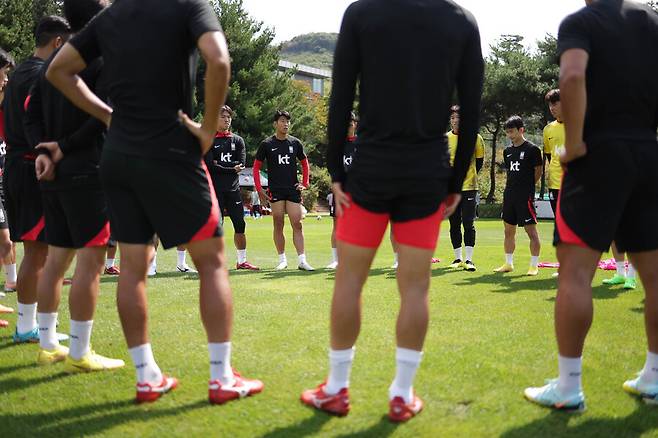 한국 남자축구 대표팀이 22일 경기 파주 국가대표트레이닝센터(NFC)에서 훈련을 마친 가운데 주장 손흥민이 발언하고 있다. 대한축구협회 제공
