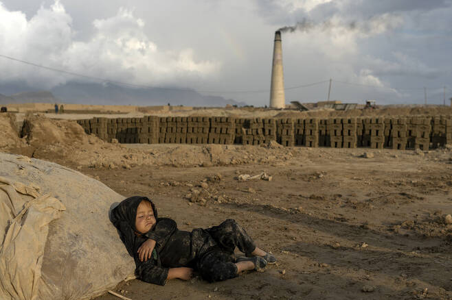 지난 8월 17일 수요일 아프가니스탄 카불 외곽의 벽돌 공장에서 4살 된 아프간 소녀가 잠을 자고 있다.카불/AP 연합뉴스