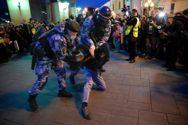 21일 러시아 모스크바 시내에서 경찰이 예비군 동원령에 항의하는 시위 참가자를 체포하고 있다. 모스크바=AP 연합뉴스
