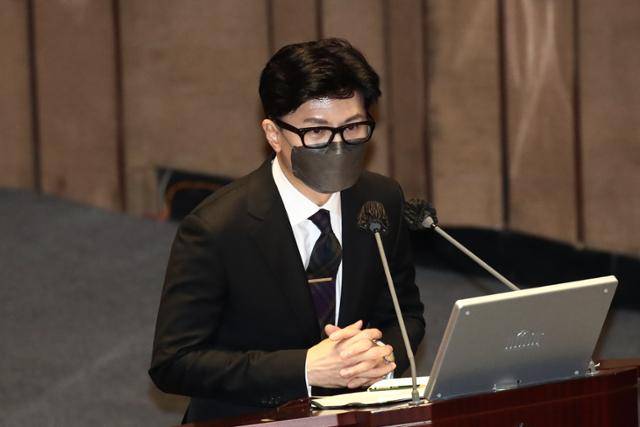 한동훈 법무부 장관이 22일 오후 서울 여의도 국회에서 열린 교육·사회·문화 분야 대정부질문에 참석해 이채익 국민의힘 의원의 질문에 답변하고 있다. 뉴스1