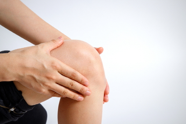 젊은 사람도 관절을 무리하게 쓰면 발목 불안정증·연골연화증·손목터널증후군 등 관절질환이 생길 수 있다./사진=클립아트코리아