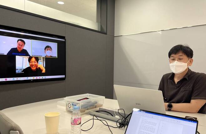 웃으며 이야기를 나누고 있는 김수종 대표와 김영준 팀장, 출처: IT동아