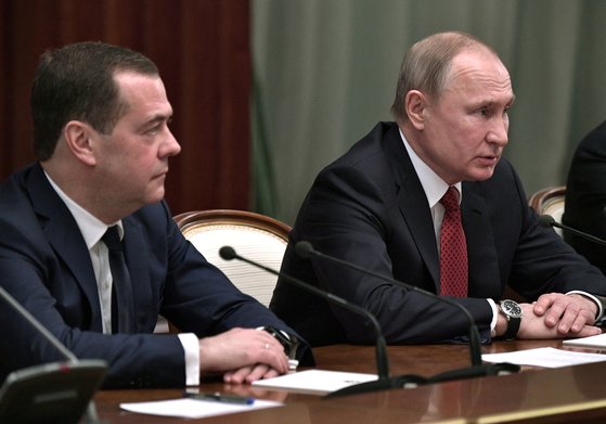 메드베데프 러시아 국가안보회의 부의장(왼쪽)과 블라디미르 푸틴 대통령이 지난 2020년 회의를 하고 있다. 로이터=연합뉴스
