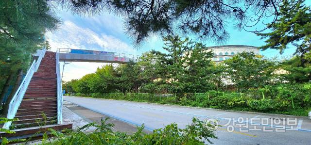 ▲ 강원 동해시 망상동 D호텔에서 망상해변을 잇는 육교.