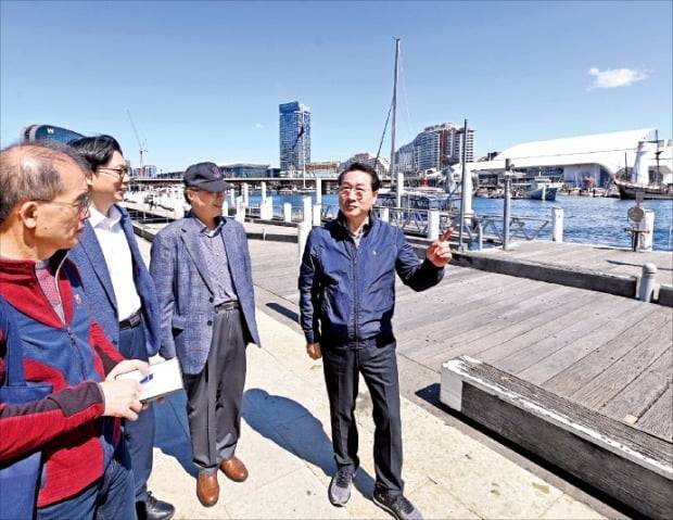 유정복 인천시장(오른쪽)이 지난 18일 호주 시드니를 방문해 항만지역 재개발 사업을 통해 국제적 해양 위락지로 변신한 달링하버를 둘러보고 있다. /인천시 제공