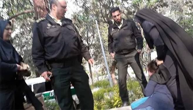 이란 수도 테헤란에서 지난 2018년 4월18일 지도 순찰대가 히잡을 제대로 착용하지 않았다는 이유로 한 여성을 바닥에 내동댕이치고 구타하고 있다. | 이란휴먼라이츠워치 갈무리