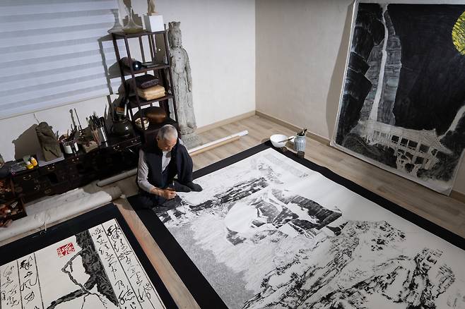 Contemporary artist Park Dae-sung paints "Mount Geumgang in Winter" at his studio in Gyeongju, North Gyeongsang Province. (Gana Foundation for Arts and Culture)