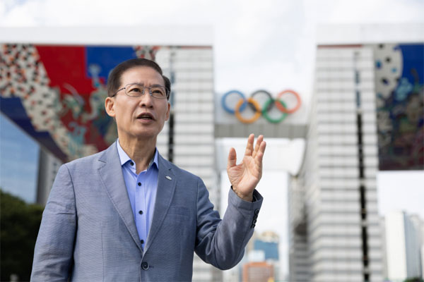 조현재 국민체육진흥공단 이사장이 1988년 서울올림픽을 기념해 만든 평화의 문 앞에서 88 서울올림픽이 전 세계에 미친 영향과 한국 사회 변화의 중심이 된 스토리를 털어놓고 있다.