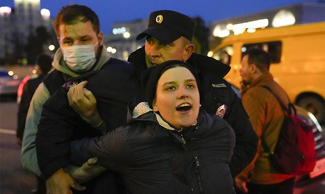 21일(현지시간) 러시아 폭동 진압 경찰이 수도 모스크바에서 열린 예비군 부분 동원령 반대 시위에 참가자를 체포하고 있다. 모스크바=AP연합뉴스