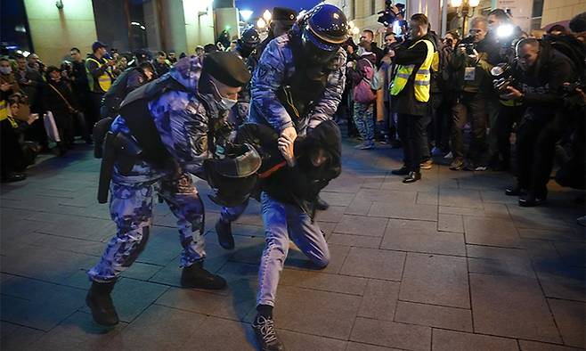 21일(현지시간) 러시아 모스크바 시내에서 경찰이 예비군 부분 동원령에 항의하는 한 시위 참가자를 체포하고 있다. 모스크바=AP연합뉴스