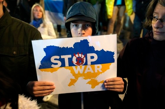 - 푸틴 대통령의 동원령에 ‘전쟁을 멈춰라’라는 피켓을 들고 반대 시위에 나선 시민. AP 연합뉴스