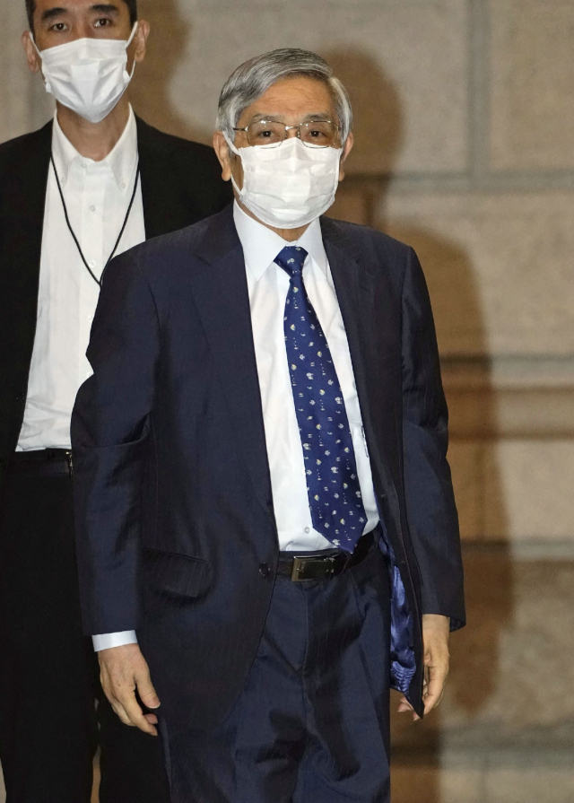 구로다 하루히코 일본은행 총재가 22일 도쿄 일본은행에서 개최된 금융정책결정회의에 참석하기 위해 입장하고 있다. AFP연합뉴스