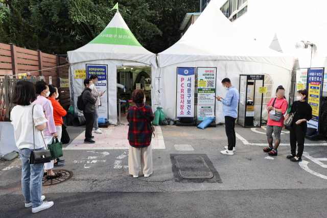 코로나19 재유행이 감소세를 보이는 가운데 시민들이 서울 서대문구 보건소에 마련된 선별진료소에서 검사 차례를 기다리고 있다. 연합뉴스