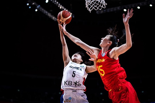 한국 박지현(왼쪽) / 사진=FIBA 제공