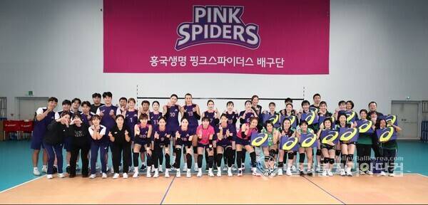 흥국생명, 일본JT마블러스와 전지훈련 기념촬영.