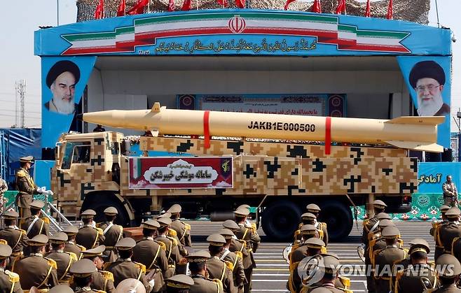 이란군, 신형 탄도 미사일 공개 (테헤란 AFP=연합뉴스) 22일(현지시간) 이란 테헤란에서 열린 이란군 열병식에서 탄도미사일 발사대가 공개되고 있다. 2022.9.22 photo@yna.co.kr
