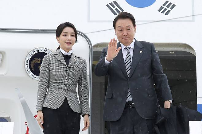 윤석열 대통령과 김건희 여사가 3박 4일간의 미국 방문을 마치고 22일(현지시간) 미국 뉴욕 JFK공항에서 캐나다로 향하는 공군 1호기에 올라 환송객들을 향해 인사하고 있다 (사진=연합뉴스)