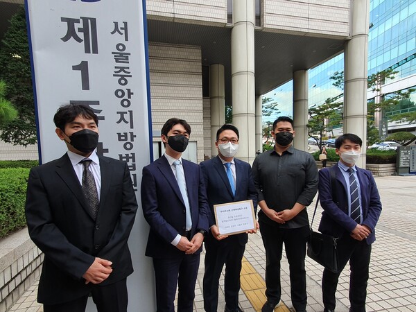 이철우 변호사(왼쪽부터), 양태영 변호사, 신재연 변호사, Simon 소송 총대, 유나짱스 시위 총대