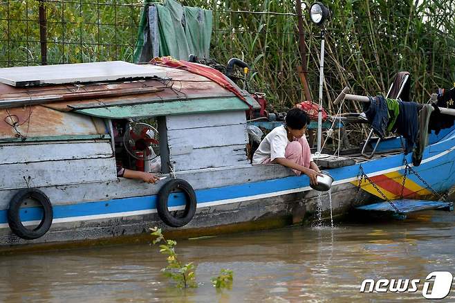 캄보디아의 선박 생활. ⓒ AFP=뉴스1 ⓒ News1 이서영 기자