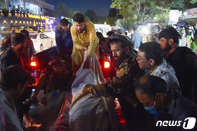 2021년 8월 26일(현지시간) 아프가니스탄 카불 공항 외곽에서 발생한 IS 소행의 연쇄 자살폭탄 테러로 발생한 부상자가 트럭으로 병원에 이송되고 있다. ⓒ AFP=뉴스1 ⓒ News1 우동명 기자