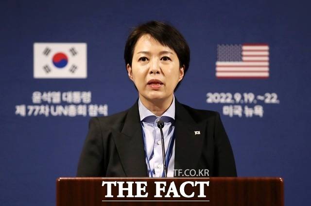김은혜 홍보수석이 20일 오후 뉴욕 쉐라톤 뉴욕 타임스 스퀘어 호텔에서 브리핑 하는 모습. /뉴시스